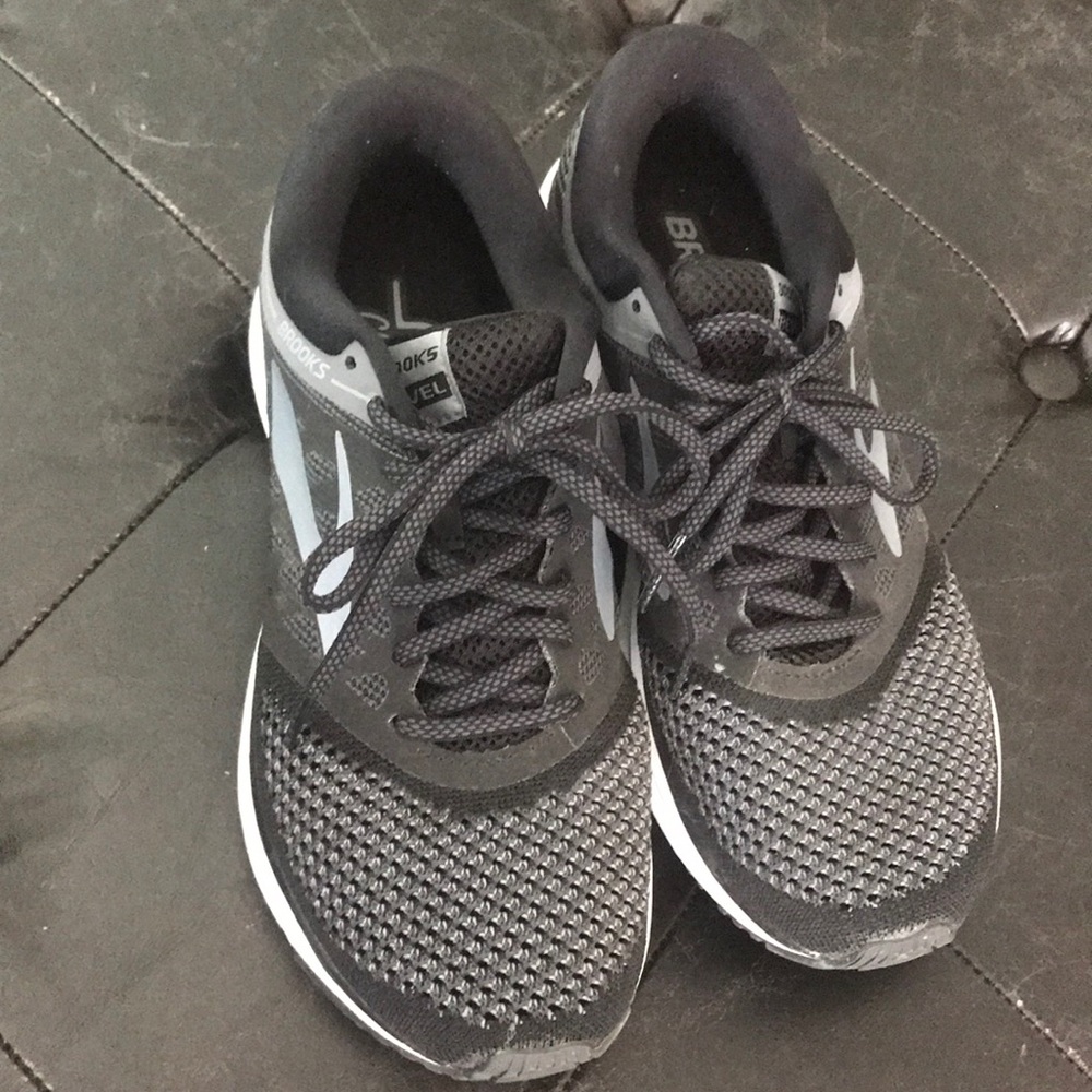 Brooks revel sz 8 black and gray sneakers